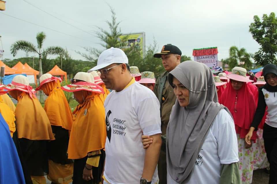 Gubernur Bengkulu Lepas Jalan Sehat Kreasi Muslimah Bersyar'i